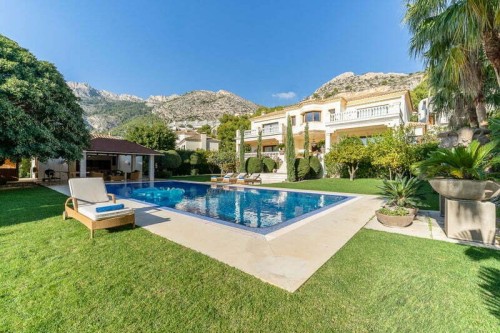 Los hermosos espacios que rodean la piscina Les beaux espaces qui entourent la piscine