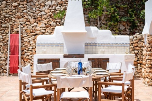 Reunirse para una barbacoa junto a la piscina Faire un barbecue au bord de la piscine