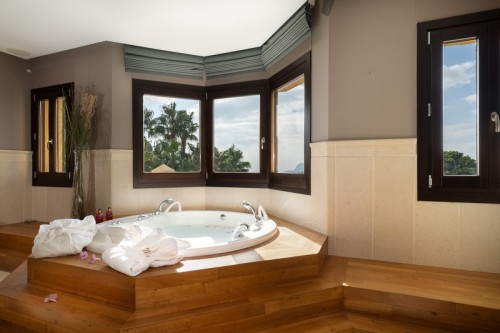 El jacuzzi en el dormitorio principal Le jacuzzi de la chambre principale