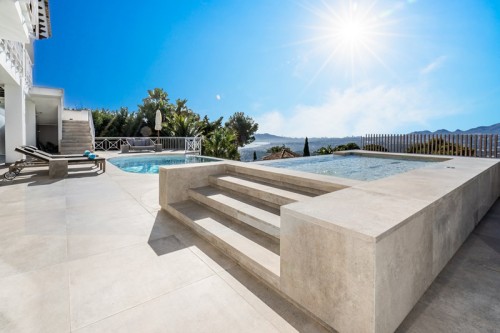 Su banquillo hidromasaje con la vista Son banc d'hydromassage et la vue