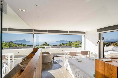 La suite principal con vista y terraza privada La suite parentale avec vue et terrasse privée