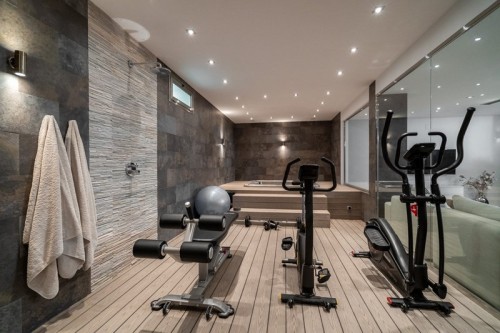 Su gimnasio con sauna Sa salle de sport avec sauna
