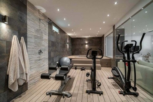 Su gimnasio con sauna Sa salle de sport avec sauna