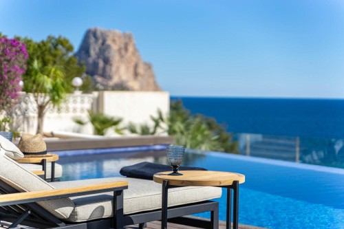 Sus tumbonas, su piscina y sus vistas al mar Ses transats, sa piscine et sa vue mer