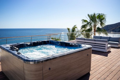 La terraza con su jacuzzi Le rooftop avec son jacuzzi