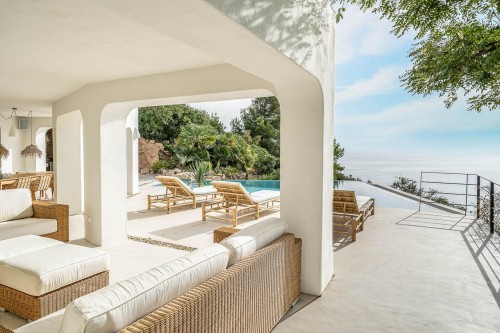 Un chapuzón en la piscina frente al mar Plonger dans la piscine face à la mer
