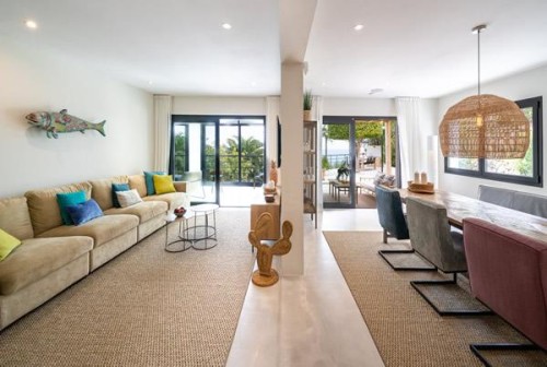 La sale de estar que abre a la terraza Le salon/séjour donnant sur la terrasse