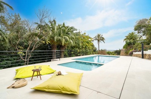 Relajarse en una tumbona Se prélasser sur un bain de soleil