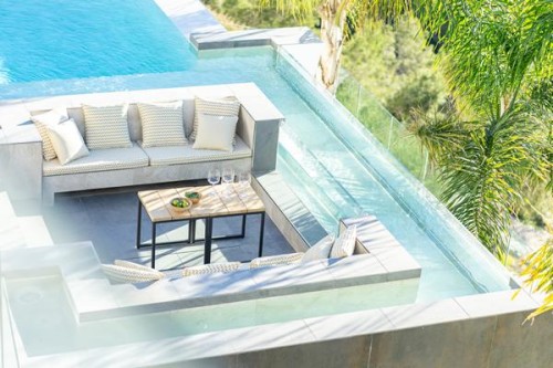 Reunirse al lado de la piscina Vous retrouvez au bord de la piscine