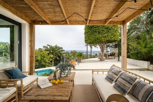 Leer a la sombra de la pérgola Bouquiner à l’ombre de la pergola