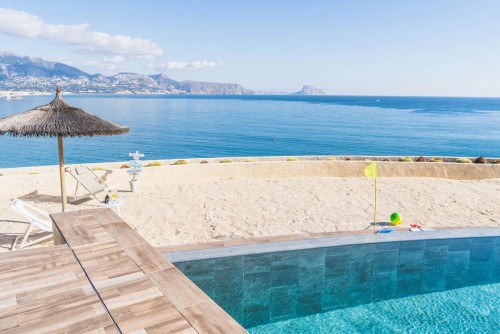 La playa de arena debajo de la piscina