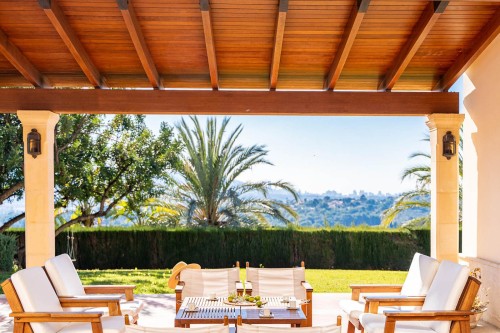 Reunirse a la sombra de la pérgola. LA ROCA GALERIA2