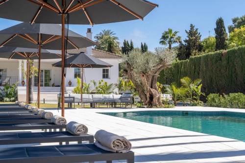 Las tumbonas, la piscina y el farniente The sunbeds, the pool, the idleness