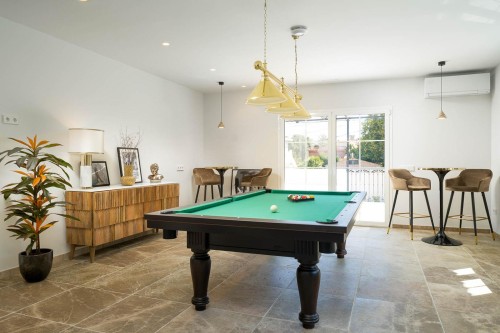 Un momento de convivencia en la sala de billar A moment of conviviality around billiards